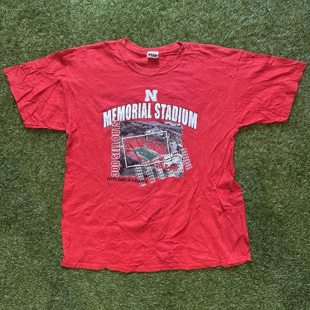 Nebraska Cornhuskers Football Red t-shirt Memorial Stadium 300 sellouts Mens L